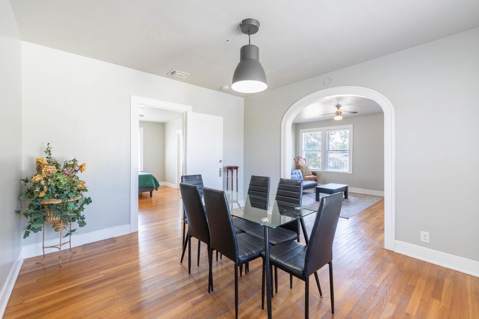 2 Bedroom Unit Near Downtown Hébergement de vacances
